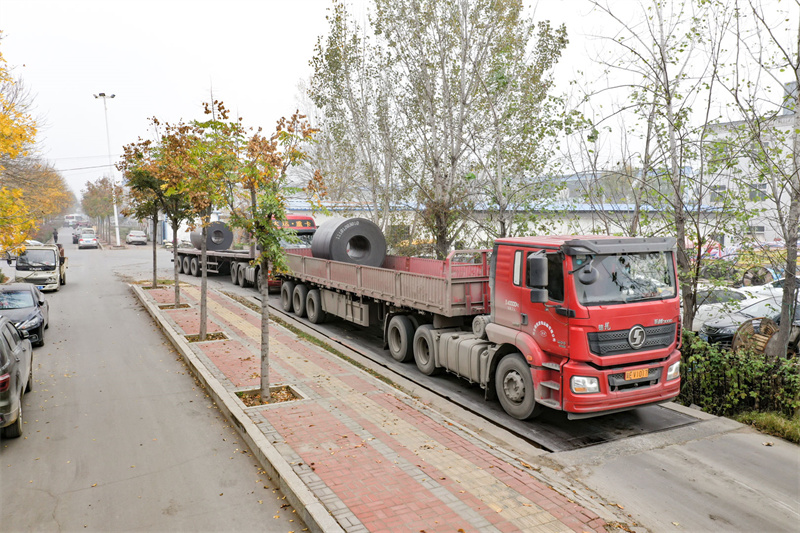 河南圣起采购的12万吨钢材中的第一批已到位